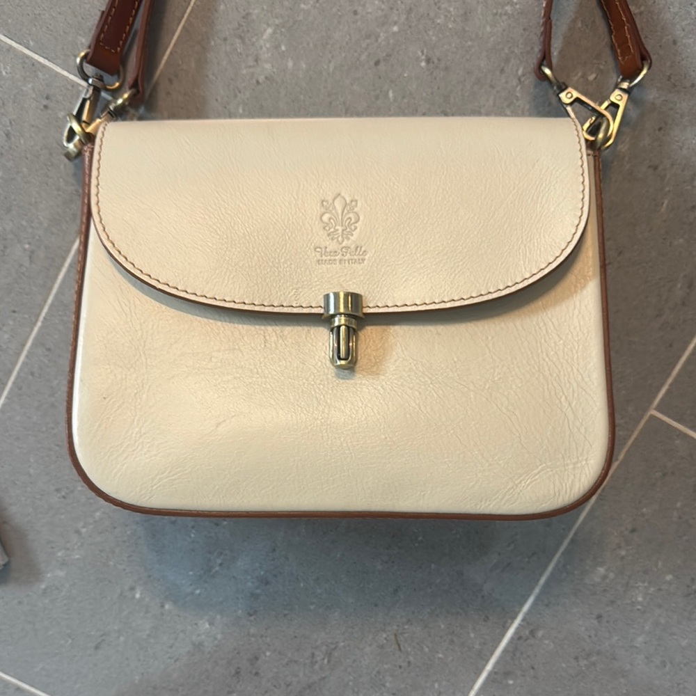 Vera Pelle Cream Crossbody Bag with Structured Silhouette
